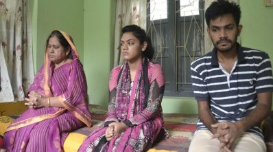 রাবির শিক্ষক অধ্যাপক ড. এ এফ এম রেজাউল করিম সিদ্দিকীর পরিবারের সদস্যরা