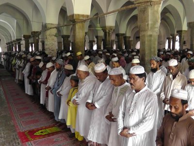 ঐতিহাসিক ষাটগম্বুজ মসজিদে বাগেরহাটের প্রধান ঈদ জামাত অনুষ্ঠিত