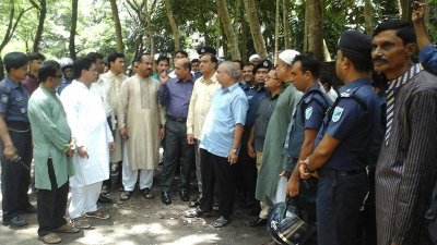 শোলাকিয়ায় ঘটনাস্থল পরিদর্শনে শ্রম ও কর্মসংস্থান প্রতিমন্ত্রী মুজিবুল হক চুন্নু