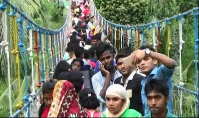 পর্যটকদের ভিড়