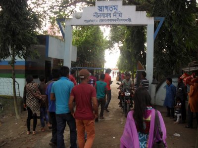 নীলসাগর দীঘিতে প্রবেশ করছেন দর্শনার্থীরা... 
