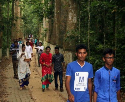 লাউয়াছড়ায় দর্শনার্থীদের উপচে পড়া ভিড়