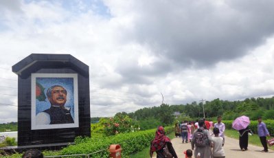 গাজীপুরের সাফারি পার্কে দর্শনার্থীদের ভিড় 