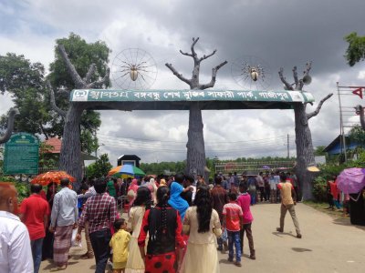 গাজীপুরের সাফারি পার্কে দর্শনার্থীদের ভিড় 