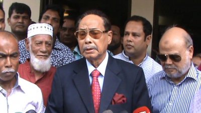 রংপুরে সাংবাদিকদের সঙ্গে আলাপকালে এরশাদ