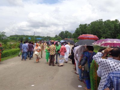 গাজীপুরের সাফারি পার্কে দর্শনার্থীদের ভিড় 