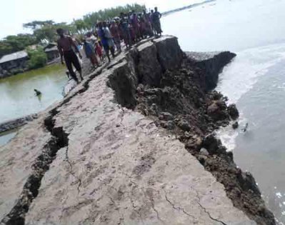 কয়রায় বেড়িবাঁধে ভাঙন : ৩ লাখ মানুষ আতঙ্কে