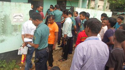  নিহত অন্তরের লাশ উদ্ধার করছে পুলিশ