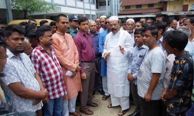 স্থানীয়দের সঙ্গে আলাপরত মেয়র বদর উদ্দিন আহমদ কামরান