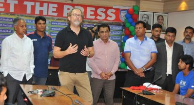 আনুষ্ঠানিক চুক্তি স্বাক্ষর না হলেও বাংলাদেশ জাতীয় দলের সঙ্গে কাজ শুরু করে দিয়েছেন বেলজিয়ান কোচ টম সেইন্টফিট। 