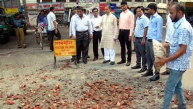 রাস্তা মেরামত কাজ পরিদর্শন করছেন ডিএসসিসির ভারপ্রাপ্ত মেয়র হুমায়ুন কবীর