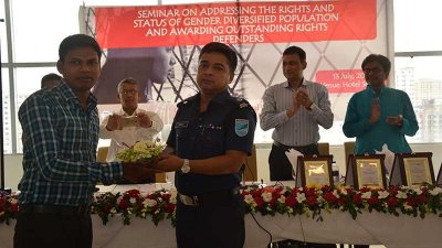 সম্মাননা নিচ্ছেনএক মানবাধিকারকর্মী