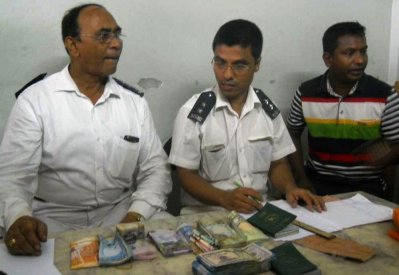 জব্দ টাকাসহ শুল্ক বিভাগের কর্মকর্তারা