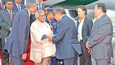 শেখ হাসিনাকে উলানবাটোর বিমানবন্দরে স্বাগত জানানো হয়