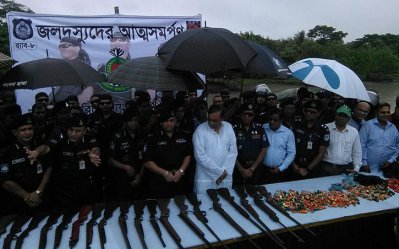 বনদস্যু মজনু ও ইলিয়াস বাহিনীর আত্মসমর্পণ