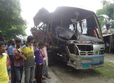 কুড়িগ্রামে বাস-ট্রাক মুখোমুখি সংঘর্ষে নিহত এক, আহত ৩০