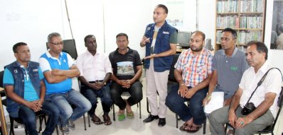 কারাফটকে সাংবাদিকদের ওপর হামলার প্রতিবাদে বক্তব্য রাখছেন ইকবাল মনসুর