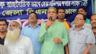 সমাবেশে বক্তব্য রাখছেন বিএনপি নেতা দুলু