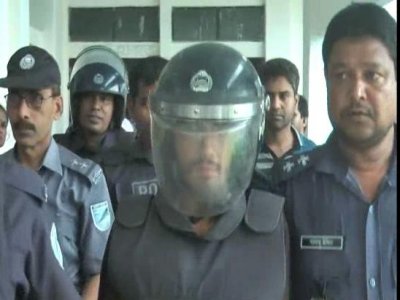 শোলাকিয়ায় ধরা পড়া জঙ্গি জাহিদুল ওরফে তানিমকে পুলশ প্রহরায় কারাগারে নেওয়া হয়