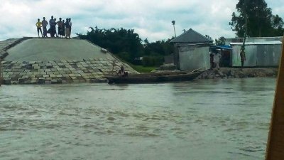 বিপদসীমার ওপর দিয়ে বইছে তিস্তা