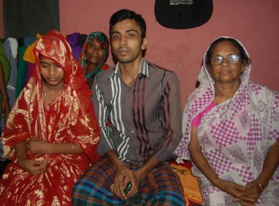 স্ত্রীর সঙ্গে মুন্না