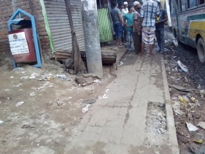 তোবড়ানো ওয়েস্টবিন, পড়ে আছে অবহেলায়