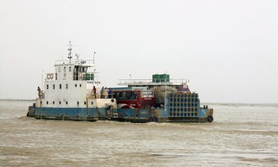 দৌলতদিয়া পাটুরিয়ায় ধীরে চলছে ফেরি