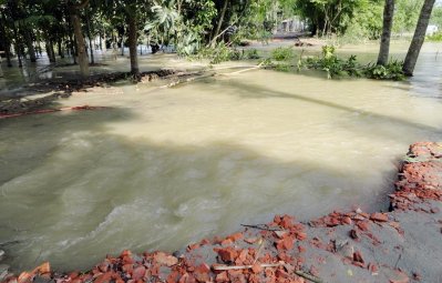 অ্যাপ্রোচ সড়ক ভেঙে সেতুর নির্মাণ কাজ বন্ধ, প্লাবিত নিম্নাঞ্চল