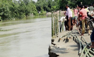 অ্যাপ্রোচ সড়ক ভেঙে সেতুর নির্মাণ কাজ বন্ধ, প্লাবিত নিম্নাঞ্চল