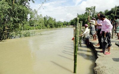 অ্যাপ্রোচ সড়ক ভেঙে সেতুর নির্মাণ কাজ বন্ধ, প্লাবিত নিম্নাঞ্চল