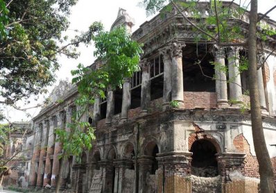 অযত্নে অবহেলায় ধ্বংসের মুখে নওগাঁর দুবলহাটি রাজবাড়ি