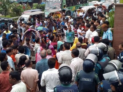 হোল্ডিং ট্যাক্স ইস্যুতে গণজমায়েত পণ্ড, রাসিক ভবন ঘেরাও
