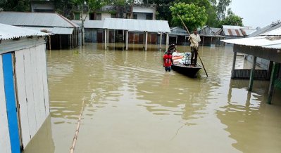 হাটের ওপর দিয়ে চলে নৌকা, শহর রক্ষা বাঁধও হুমকিতে