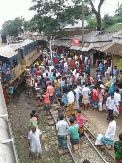 শ্রীপুরে ইঞ্জিন লাইনচ্যুত: উত্তরবঙ্গগামী ট্রেন চলাচল বন্ধ