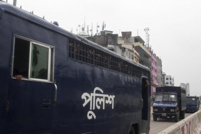 বন্দি সরানো হচ্ছে ঢাকা কেন্দ্রীয় কারাগার থেকে