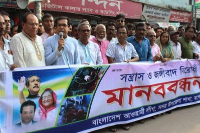 যশোরে এক মানববন্ধনে বক্তব্য রাখছেন সংসদ সদস্য কাজী নাবিল