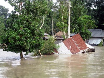 গাইবান্ধার সিংড়িয়ায় বাঁধভাঙা বানের পানিতে ভেসে যাচ্ছে বাড়িঘর