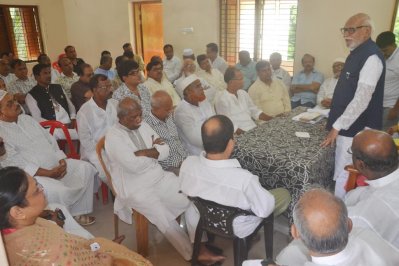 পাবনায় আ, লীগের সভায় বক্তব্য রাখছেন ভূমিমন্ত্রী শামসুর রহমান শরীফ