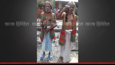 কেটে দেওয়া চুল দেখাচ্ছেন আস্তানার এক সাধু