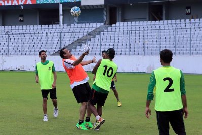এবার মাশরাফিদের হারালেন আকরাম-পাইলটরা