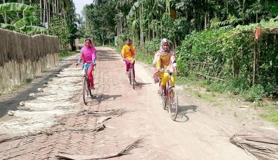 এখন সাইকেল চালিয়ে দাশিয়ারছড়া থেকে ফুলবাড়ী ডিগ্রি কলেজেও যাচ্ছে মেয়েরা