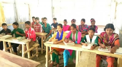 নিজেদের এলাকায় নতুন স্কুল। মহানন্দে ক্লাস করছে দাশিয়ারছড়ার নতুন বাংলাদেশি শিশুরা