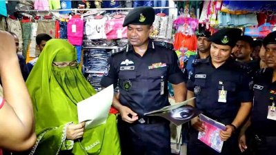 জঙ্গিবিরোধী লিফলেট বিতরণ করছেন র&zwnj;্যাব সদস্যরা
