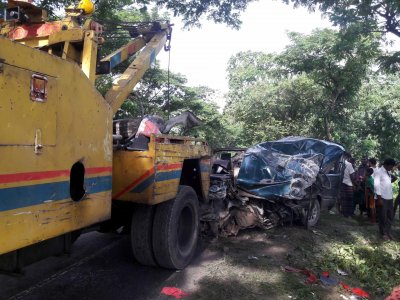 ব্রাহ্মণবাড়িয়ায় ট্রাকের ধাক্কায় মাইক্রোবাসের দুই যাত্রী নিহত