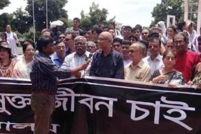 জঙ্গিবিরোধী মানববন্ধনে শিক্ষামন্ত্রী