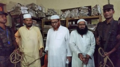 আরএসও নেতা সালাউল (মাঝে)