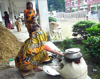 গাইবান্ধায় আশ্রয়কেন্দ্রে একটি পরিবার
