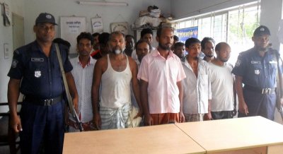 গোপন বৈঠকের সময় ককটেল ও গান পাউডারসহ জামায়াত-শিবিরের ২১ কর্মীকে আটক করে পুলিশ