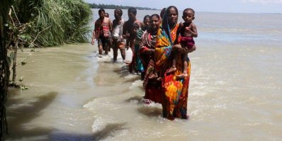 সাংবাদিকদের দেখে কাজিপুরের বিলচতল গ্রামের এসব বন্যার্ত মানুষেরা ছুটে আসেন