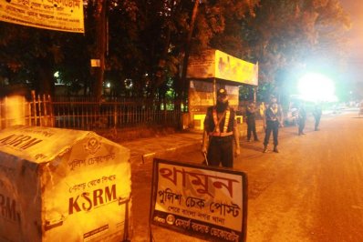 বন্দুকের নিরাপত্তায় লাঠি!